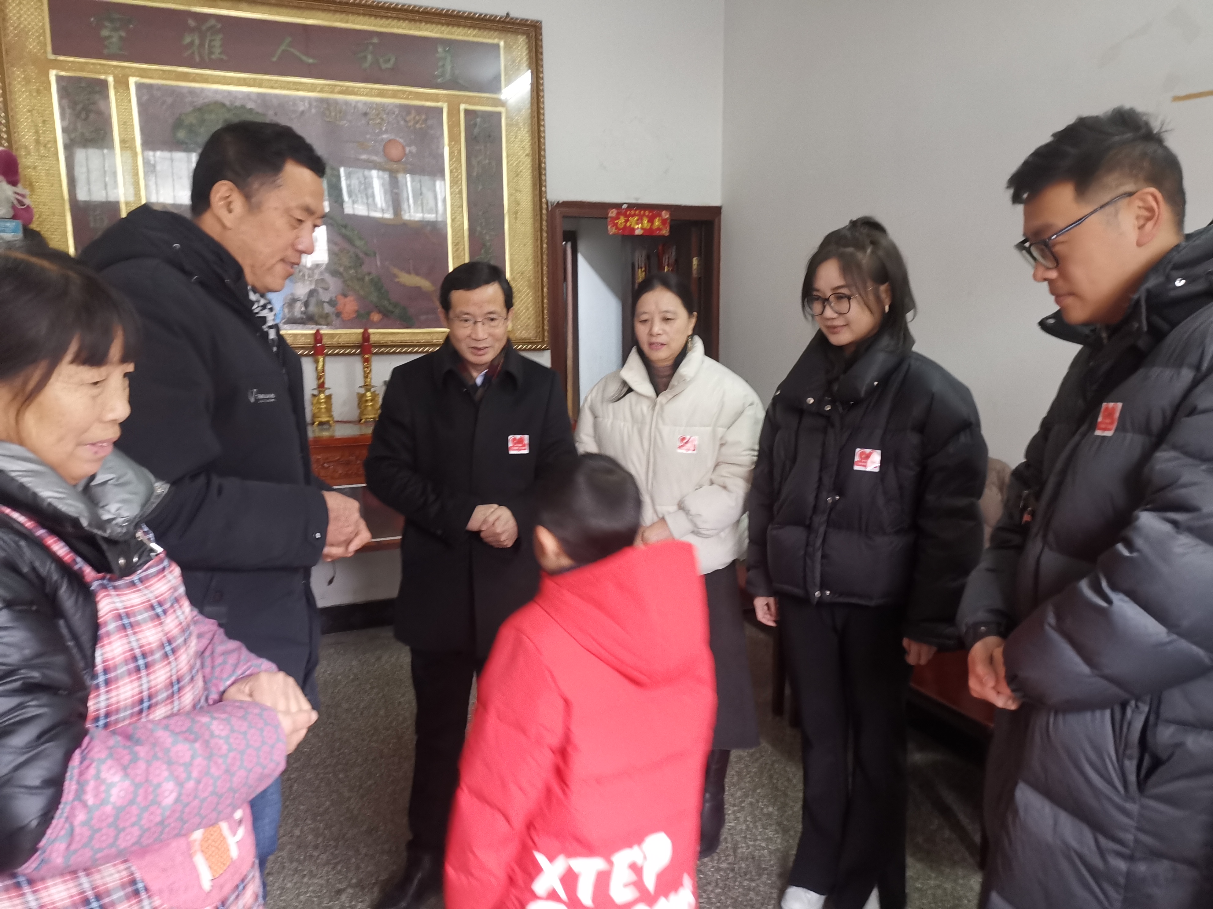 寒冬慰问送温暖 春节孤儿暖心田