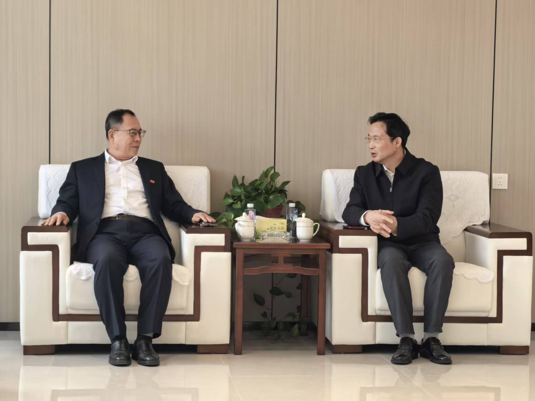 20251022王占杰理事长参观申兰华 (4).jpg