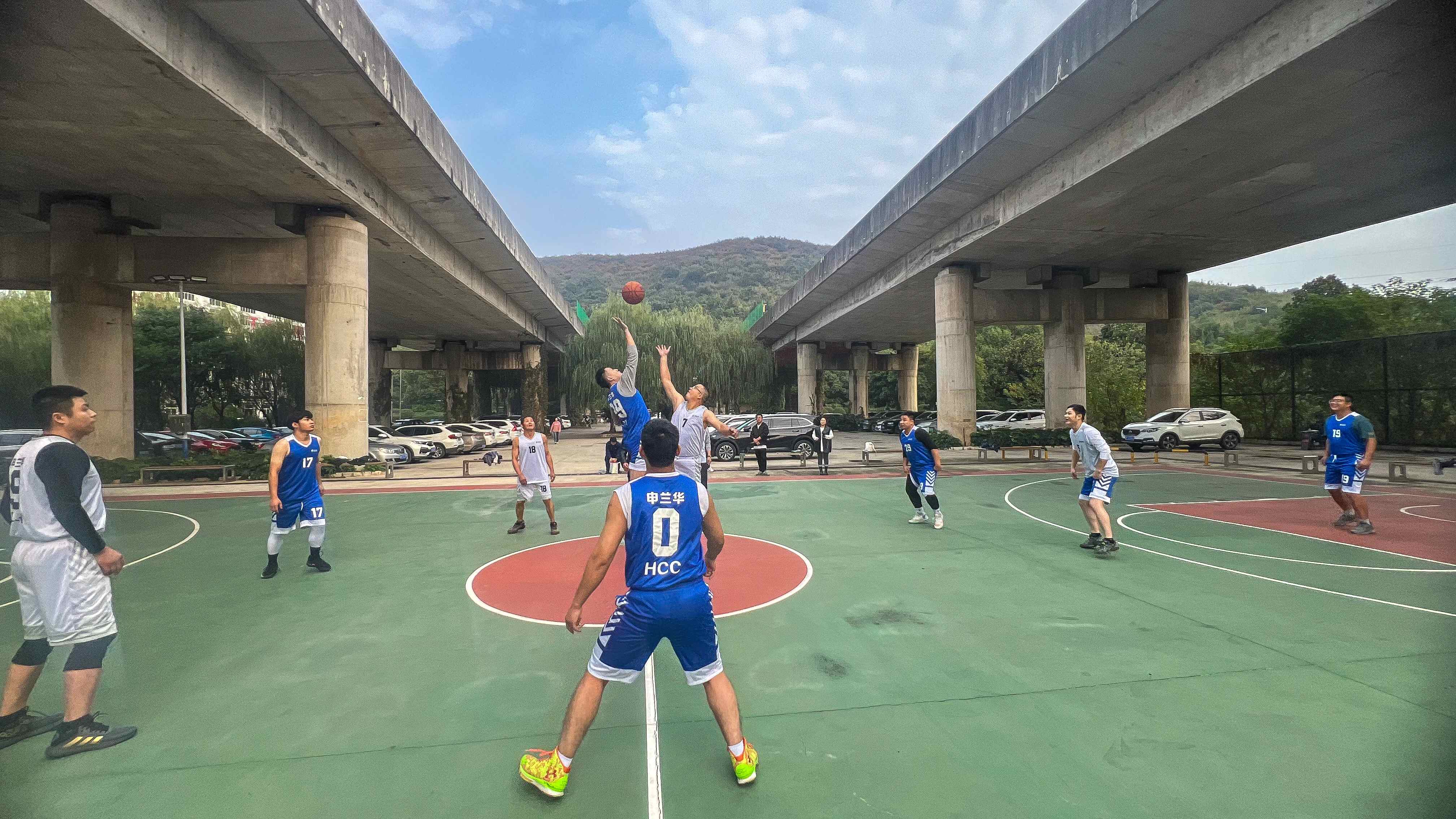 热血赛场燃激情 凝心聚力展风采(图2) 4bcb1d14df9a5e25e0354e336b6c09c1.jpg