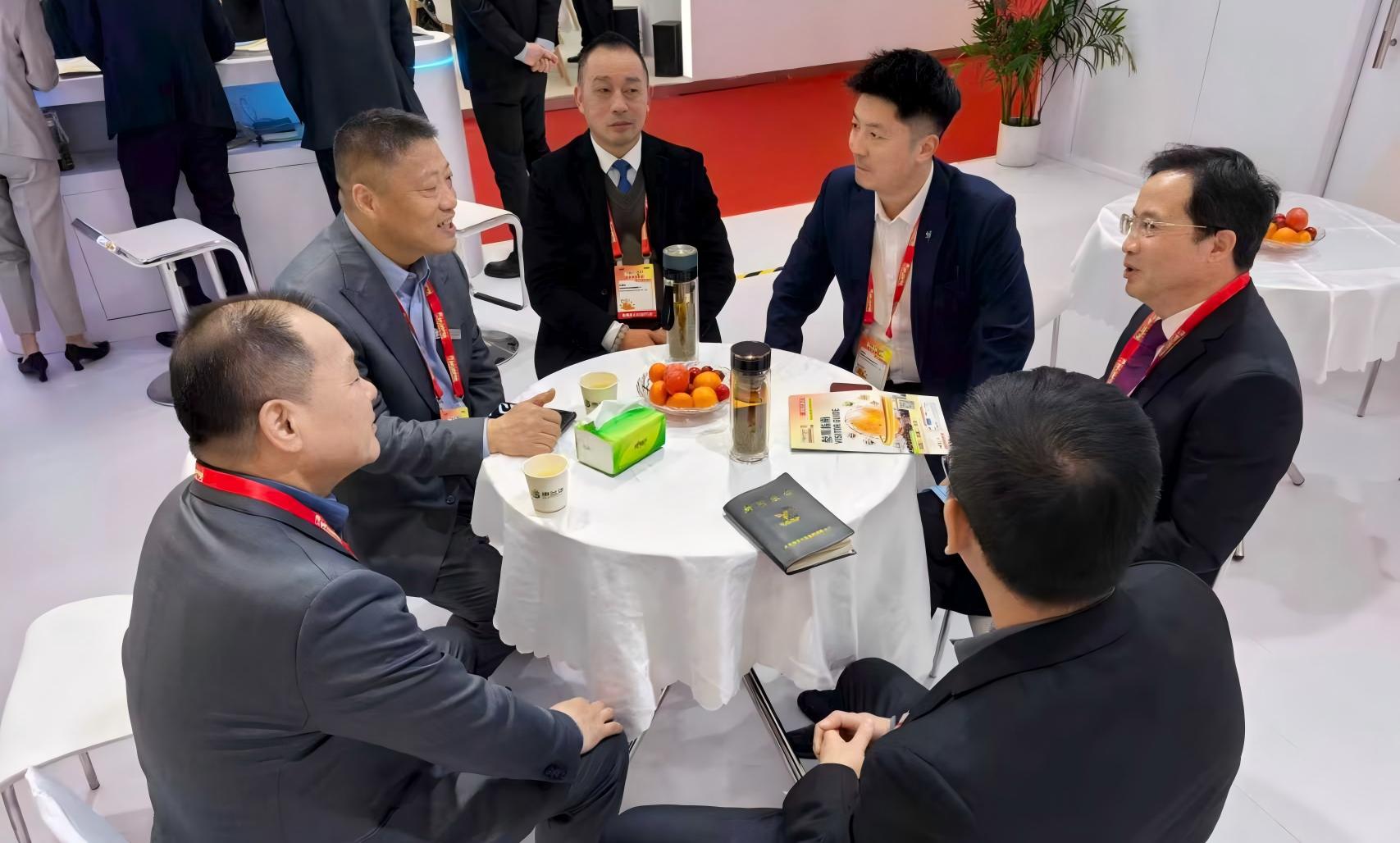 申兰华亮相涂料展 “天圆地方”尽显科技与包容(图4) 5 (2).jpg