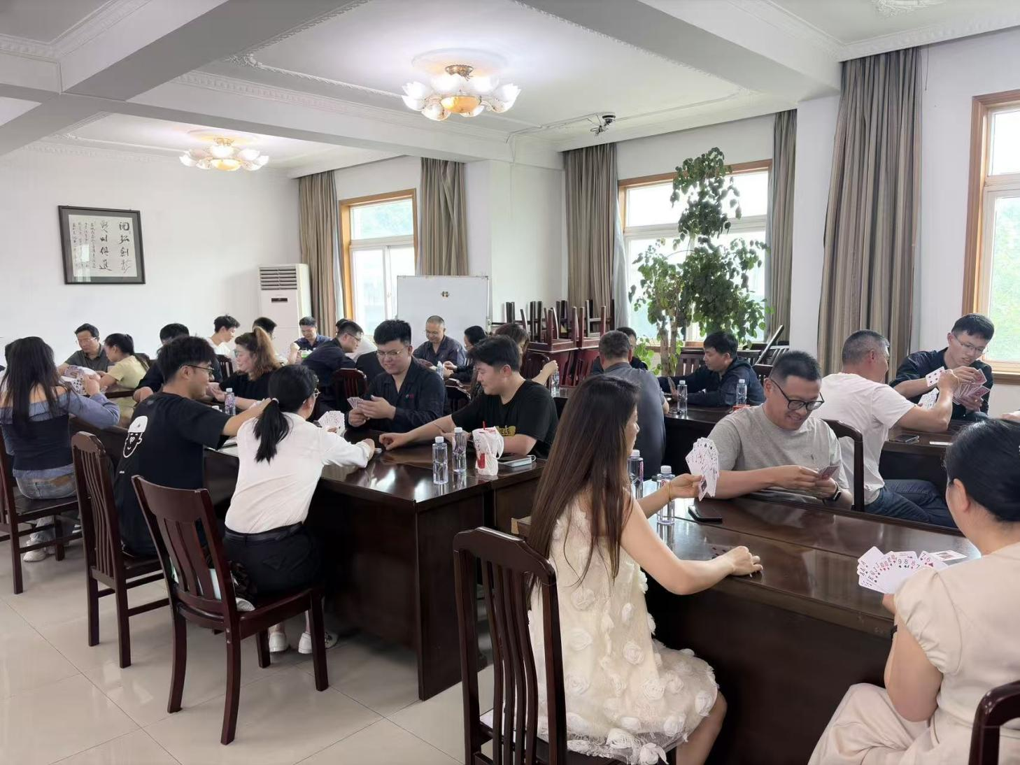 以牌会友凝合力 凝心聚力启新程(图1) 掼蛋2.png