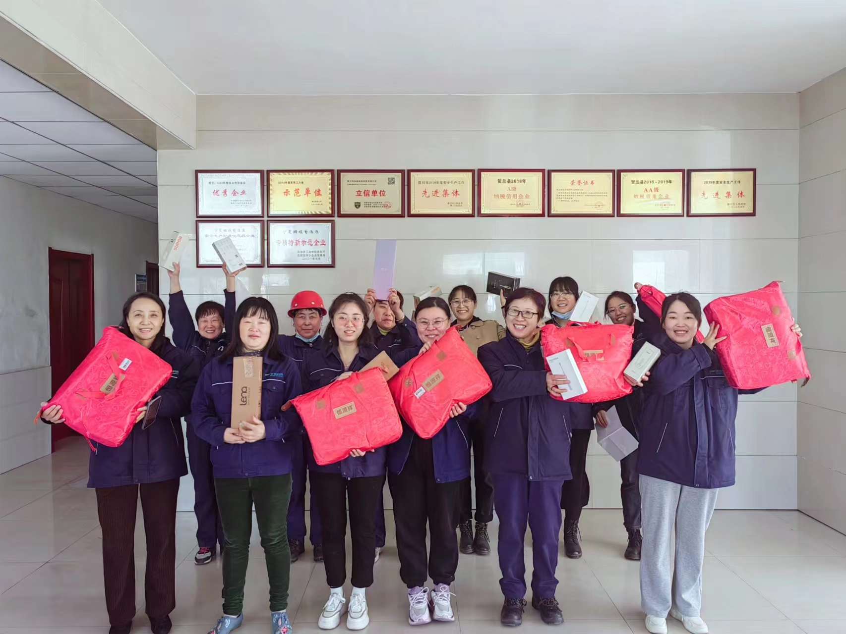 巾帼不让须眉 柔肩亦担重任(图3)